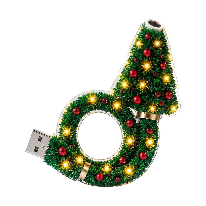 Svítící lampa ve tvaru stromku s věncem, zdobená červenými kuličkami, zlatými prstenci a teplými diodami, s USB konektorem, na bílém pozadí. 1