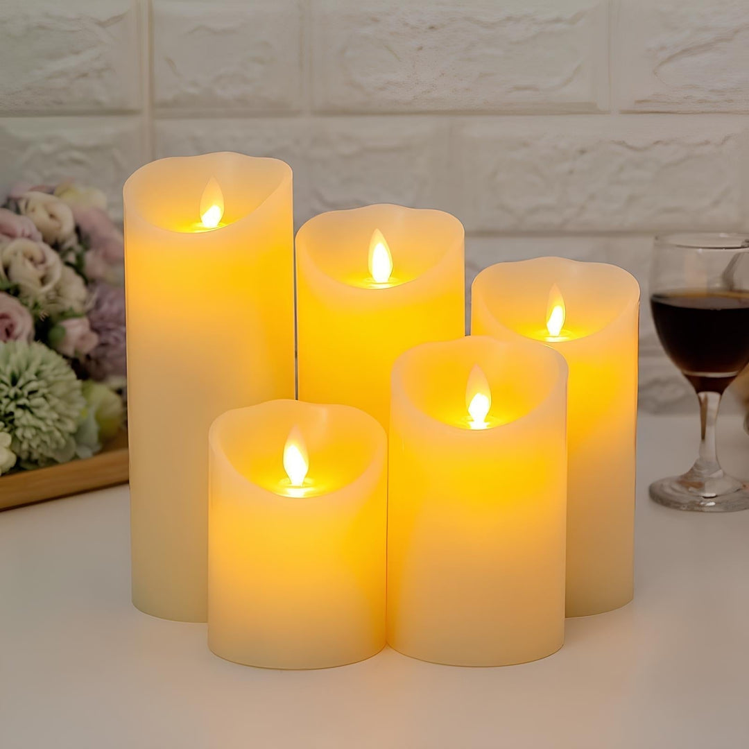 Fünf flammenlose LED-Kerzen, elfenbeinfarben, auf Tisch, dekorativ, romantische Beleuchtung.