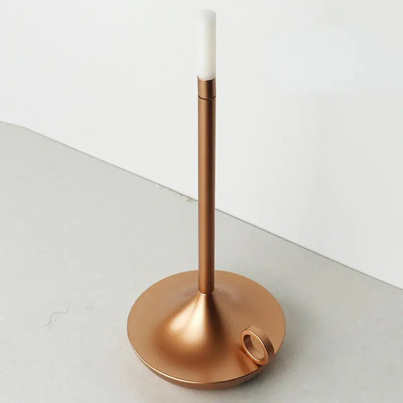 Kupferfarbener Kerzenhalter aus Metall, modern, minimalistisch, für Tischdekoration.