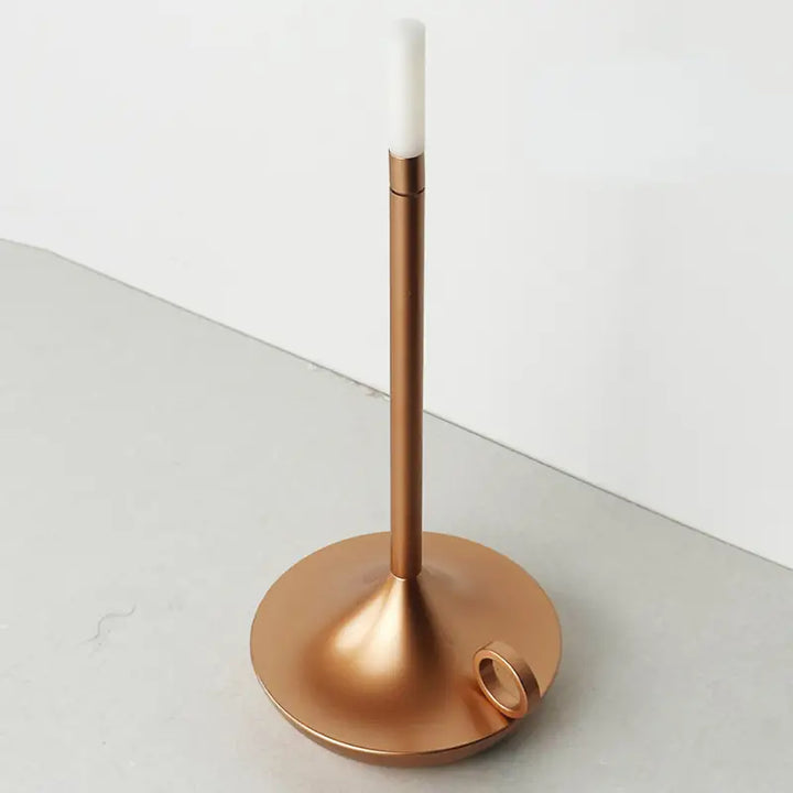 Kupferfarbener Kerzenhalter aus Metall, modern, minimalistisch, für Tischdekoration.