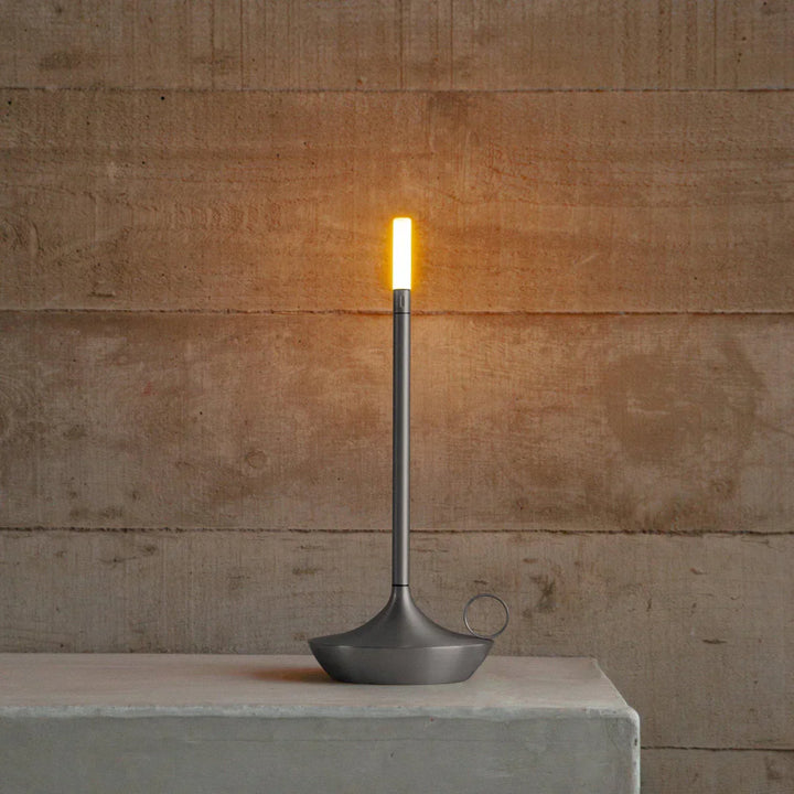 Moderne LED-Tischlampe, schlankes Design, graues Metall, warmweißes Licht, minimalistisch.
