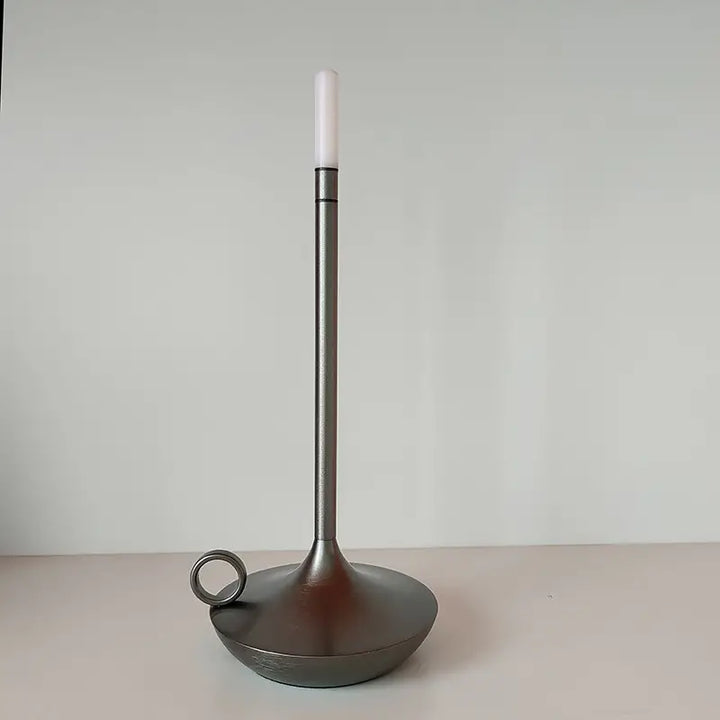Metallkerzenhalter mit Ringgriff, modern, silber, für Stabkerzen, minimalistisches Design.