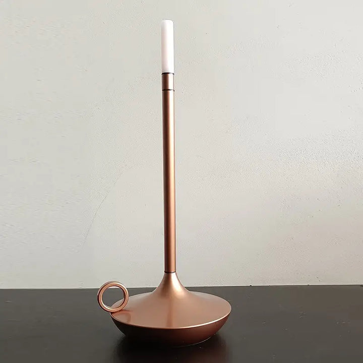 Moderner Kupfer-Kerzenhalter mit Ringgriff, minimalistisches Design, Tischdekoration.