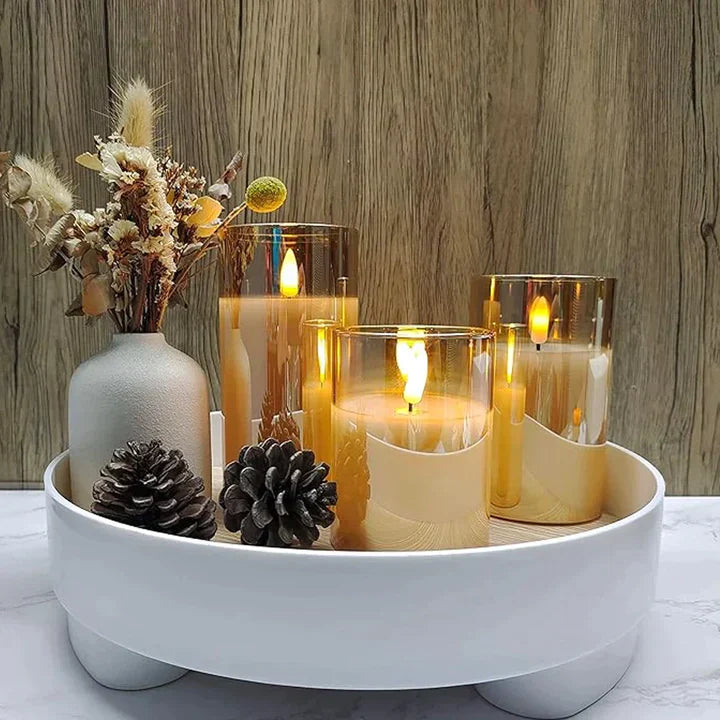 Kerzenhalter-Set mit LED-Kerzen, Trockenblumen, Kiefernzapfen, weißem Tablett, Holzoptik-Hintergrund.