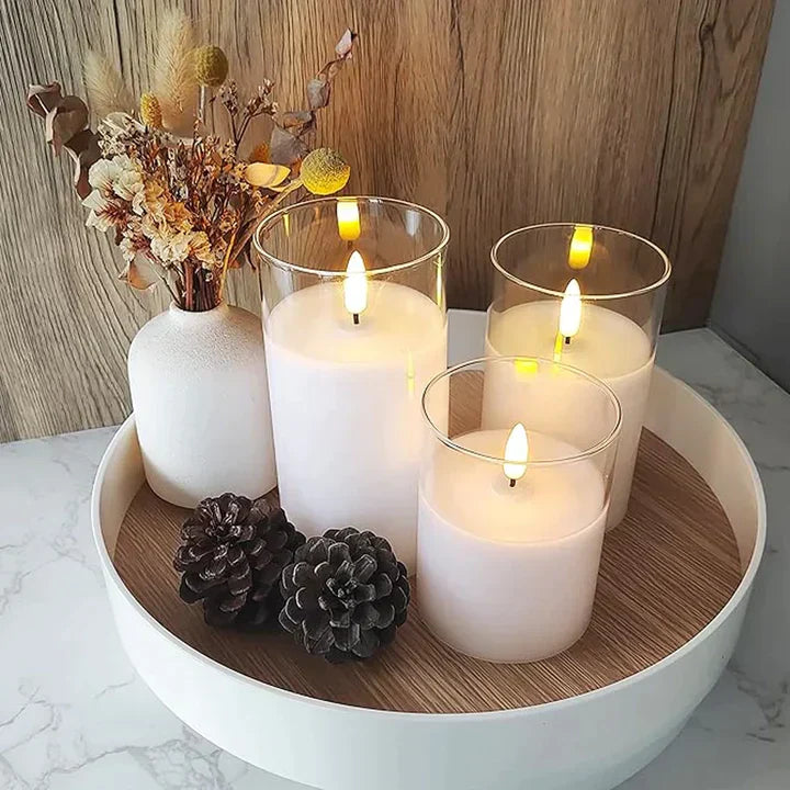 Drei weiße LED-Kerzen in Glas, Dekotablett mit Trockenblumen und Tannenzapfen, modern.