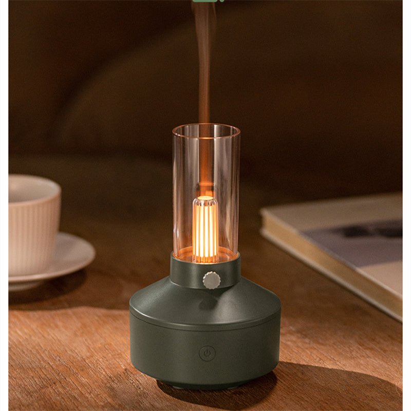 Aromatherapie-Diffuser mit Kerzenlicht, dunkelgrün, Glaszylinder, stimmungsvolle Beleuchtung.