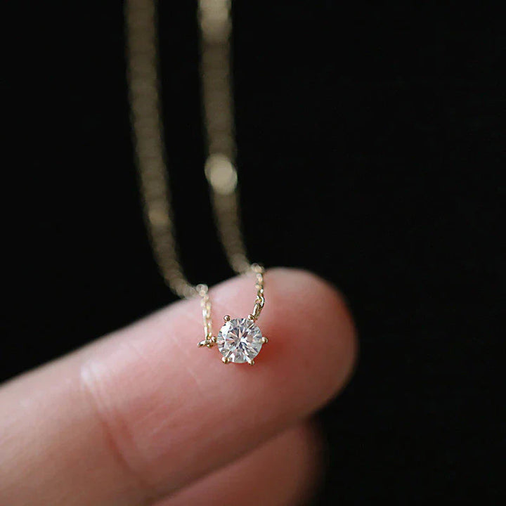 Goldene Halskette mit rundem Diamantanhänger, eleganter Schmuck, Damenaccessoire.