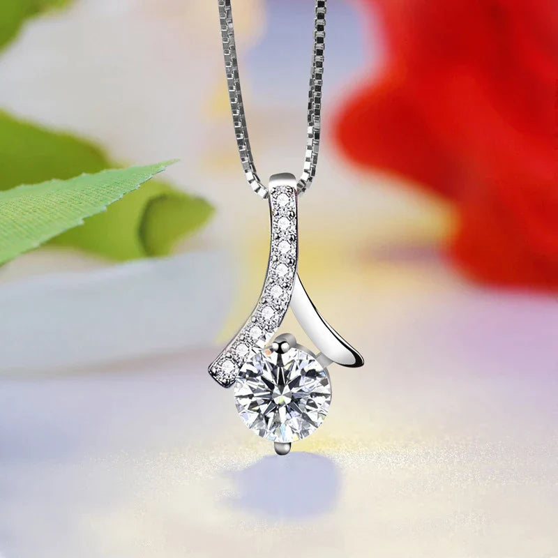 Silberne Halskette mit Zirkonia-Anhänger, funkelnd, elegant, Damen-Schmuck, Geschenkidee.