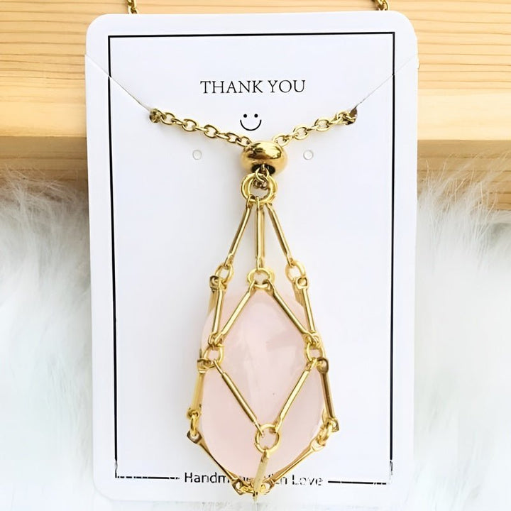 Goldene Halskette mit rosa Kristallanhänger, handgefertigt, Schmuck, Geschenkidee.