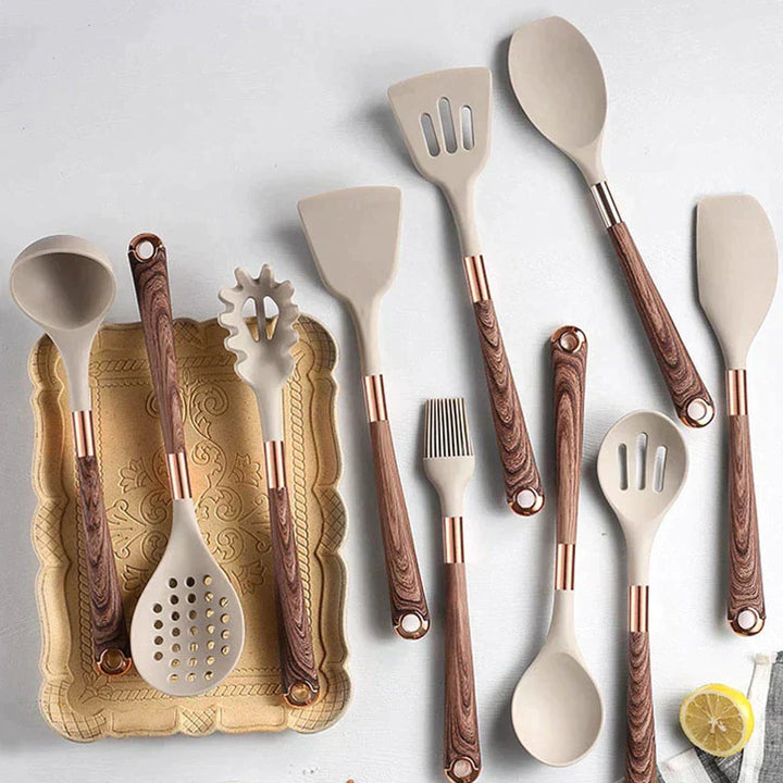 Modernes Küchengeschirr-Set aus Silikon und Holz, lebensmittelecht, elegant, beige.