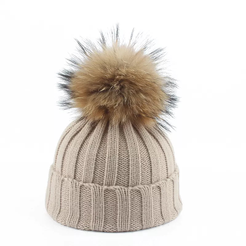 Khaki Strickmütze mit Kunstfellbommel, warm, modisch, Winteraccessoire für Damen.