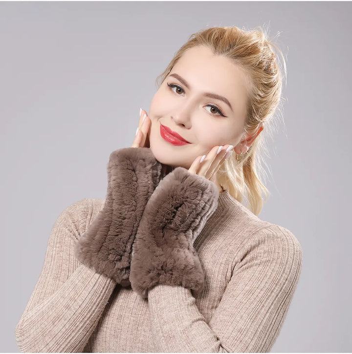 Frau mit braunen, flauschigen Fingerlosen Handschuhen aus Kunstpelz, beige Pullover.