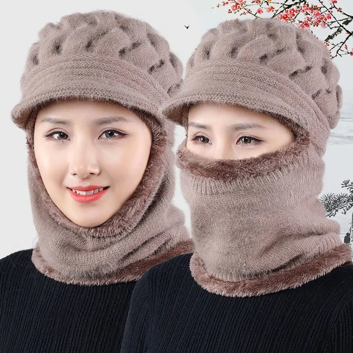 Zwei Frauen mit khakifarbenen Strickmützen und Schal, warm, winterlich, modisch.
