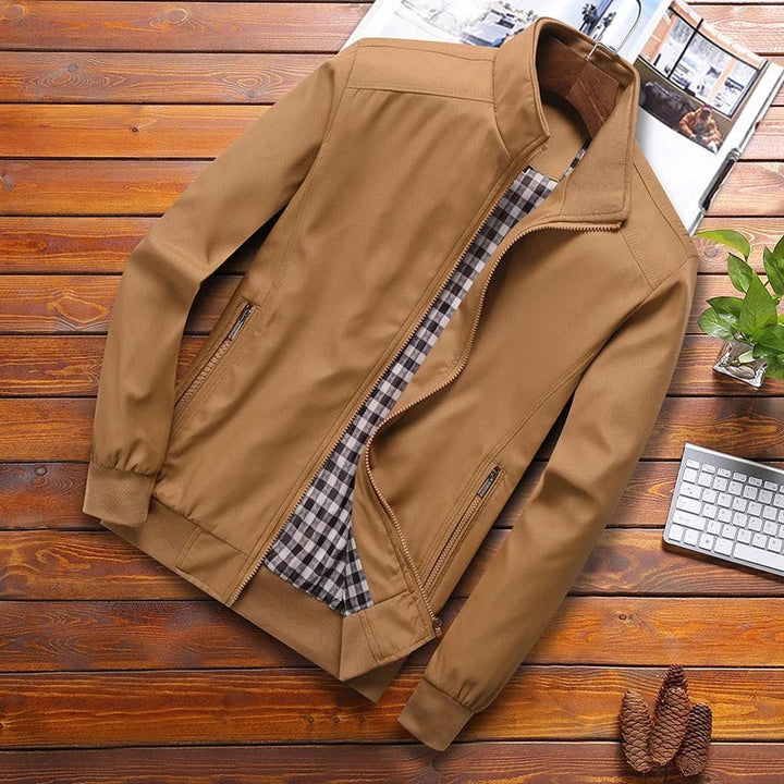 Khaki Herrenjacke mit Reißverschluss, kariertes Innenfutter, lässig, modisch, Herbstbekleidung.
