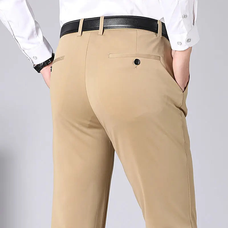 Beige Chinohose für Herren, eleganter Stil, Baumwollmischung, schwarze Gürtel, Rückansicht.