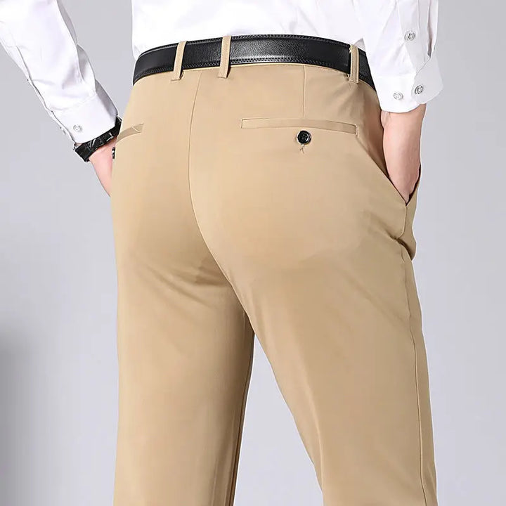 Beige Chinohose für Herren, eleganter Stil, Baumwollmischung, schwarze Gürtel, Rückansicht.