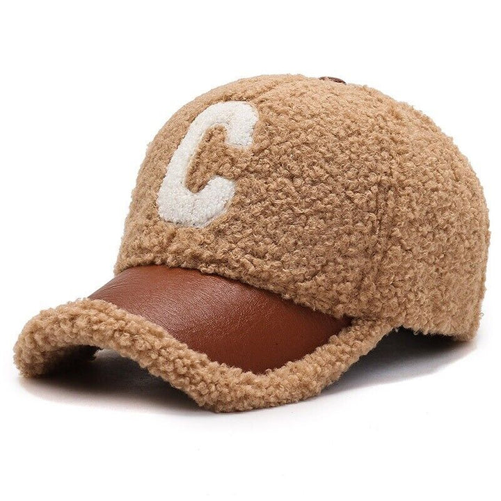 Khaki Baseballcap mit braunem Schirm, Plüschmaterial, Buchstabe C, modisches Accessoire.