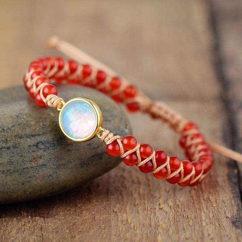 Handgemachtes Yoga-Armband, orange, mit Amethyst-Opal, Boho-Stil, auf Holzoberfläche.