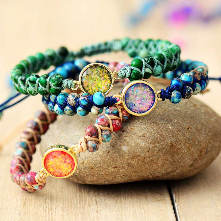 Bunte Opal-Armbänder auf Stein, handgefertigt, Schmuck, Natursteine, modisch, Geschenkidee.