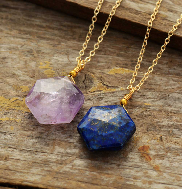 Zwei Hexagon-Anhänger aus Amethyst und Lapislazuli an goldener Kette, Schmuck für Damen.