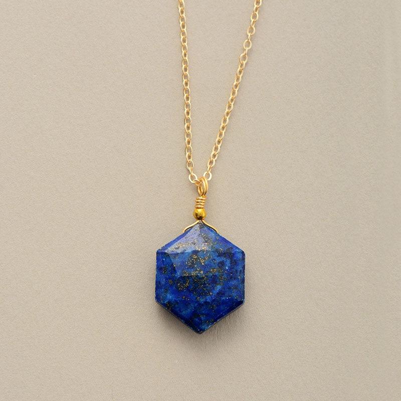 Goldene Halskette mit sechseckigem Lapislazuli-Anhänger, eleganter Schmuck für Damen.