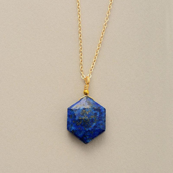 Goldene Halskette mit sechseckigem Lapislazuli-Anhänger, eleganter Schmuck für Damen.