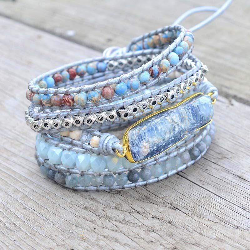 Handgemachtes Wickelarmband mit blauem Topas, Boho-Stil, mehrfarbige Perlen, Lederband.