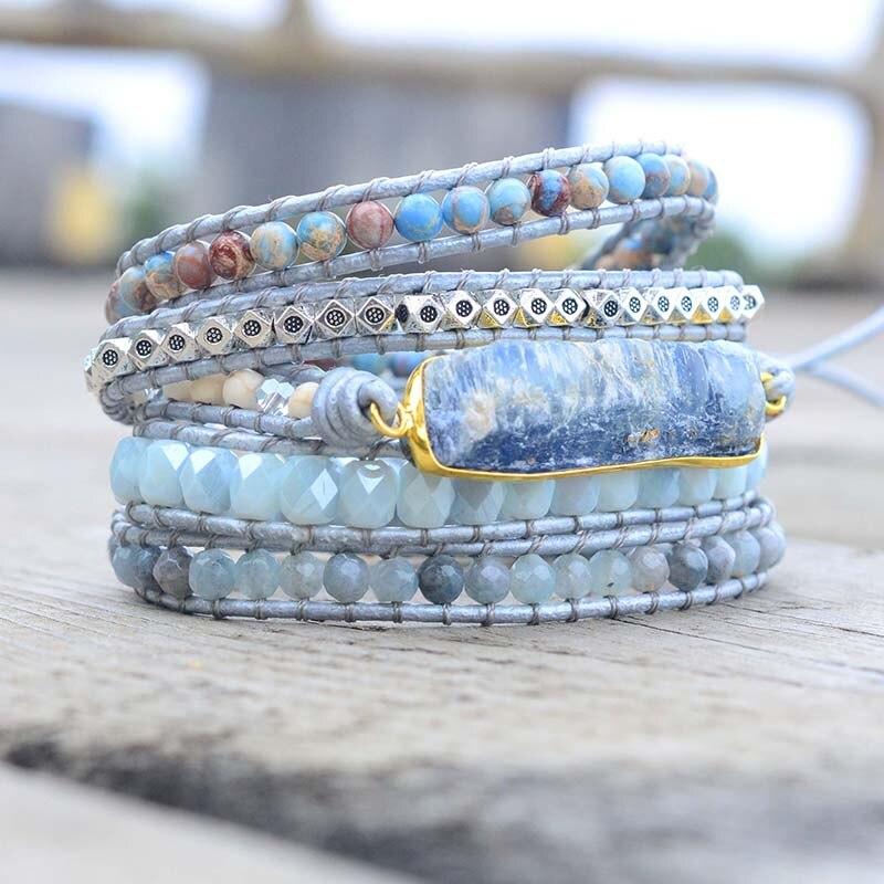 Handgemachtes Wickelarmband mit blauem Topas, Boho-Stil, mehrfarbige Perlen, 100% handgefertigt.
