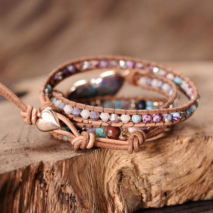 Handgemachtes Boho-Wickelarmband mit Jaspis-Herz, Leder, bunte Perlen, Damen-Schmuck.