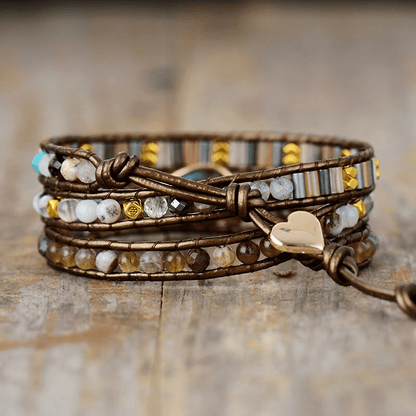 Handgemachtes Wickelarmband aus Labradorit und Leder mit Herzanhänger, Boho-Stil.