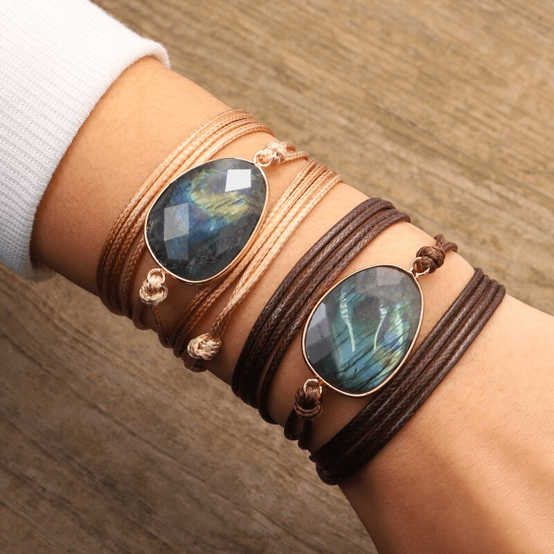 Handgemachtes Wickelarmband mit Labradorit, braunes und beiges Seil, Boho-Stil.