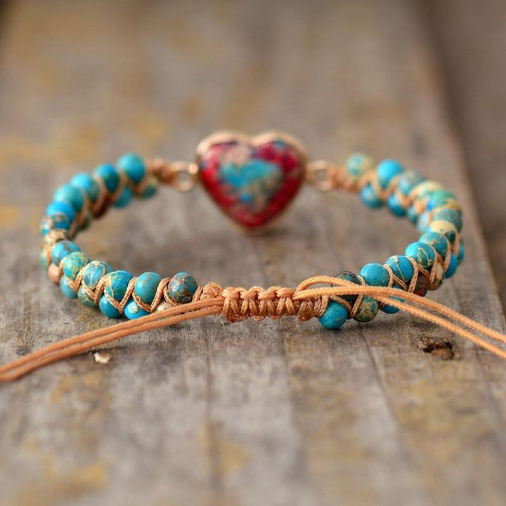 Makramee-Armband mit türkisfarbenen Jaspis-Perlen und Herzanhänger aus Naturstein.