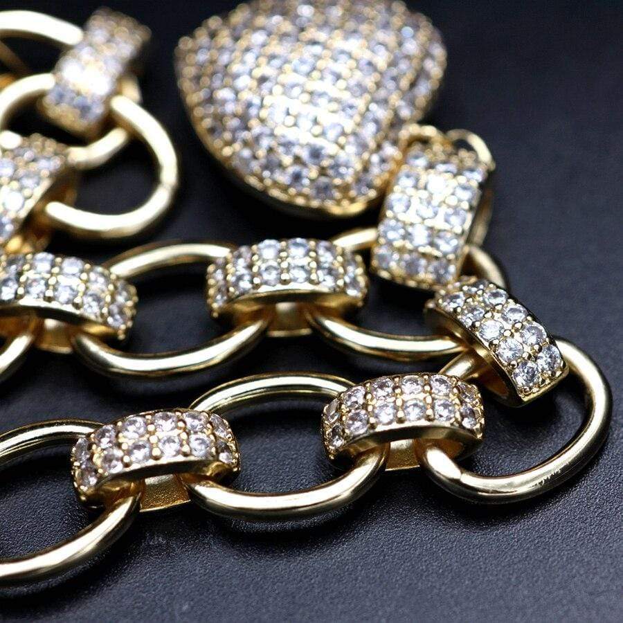 Goldenes Schmuckset mit Zirkonia, Kette und Armband, luxuriöses Design, Nahaufnahme.
