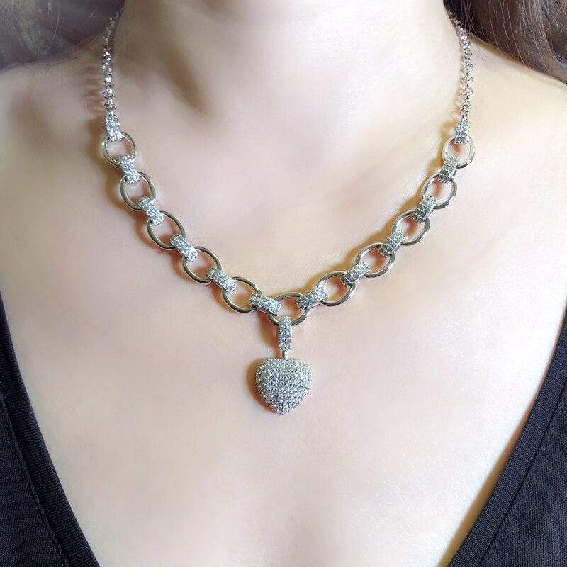 Silberne Zirkonia-Halskette mit Herzanhänger, eleganter Schmuck für Damen, modisch.