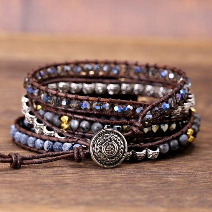 Handgemachtes Wickelarmband aus Onyx und Leder, Boho-Stil, braun, mit Metallknopf.