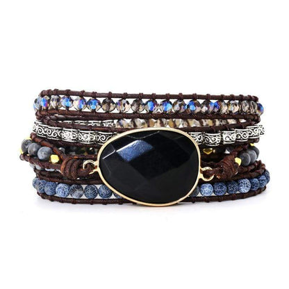 Handgemachtes Wickelarmband mit Onyx, braunem Leder, blauen Perlen, Boho-Stil.