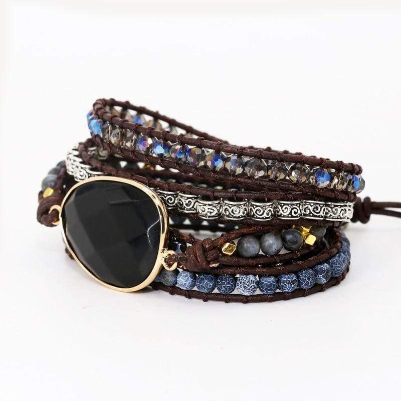 Handgemachtes Wickelarmband mit Onyx, braunem Leder, blauen Perlen, Boho-Stil, Damen-Schmuck.