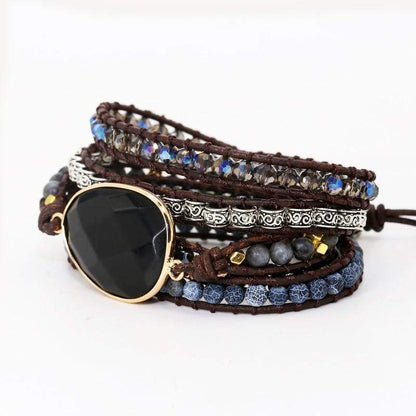 Handgemachtes Wickelarmband mit Onyx, braunem Leder, blauen Perlen, Boho-Stil, Damen-Schmuck.