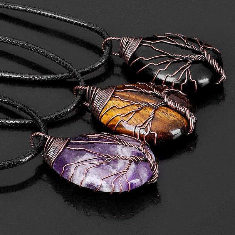 Drei handgemachte Tropfen-Halsketten mit Tigerauge, Amethyst und Onyx auf schwarzem Hintergrund.