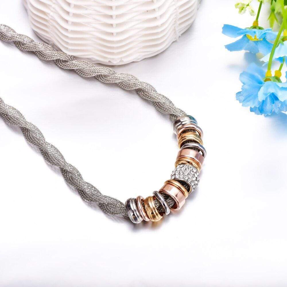 Geflochtene Halskette mit silbernen und goldenen Ringen, modisch, elegant, Damenaccessoire.