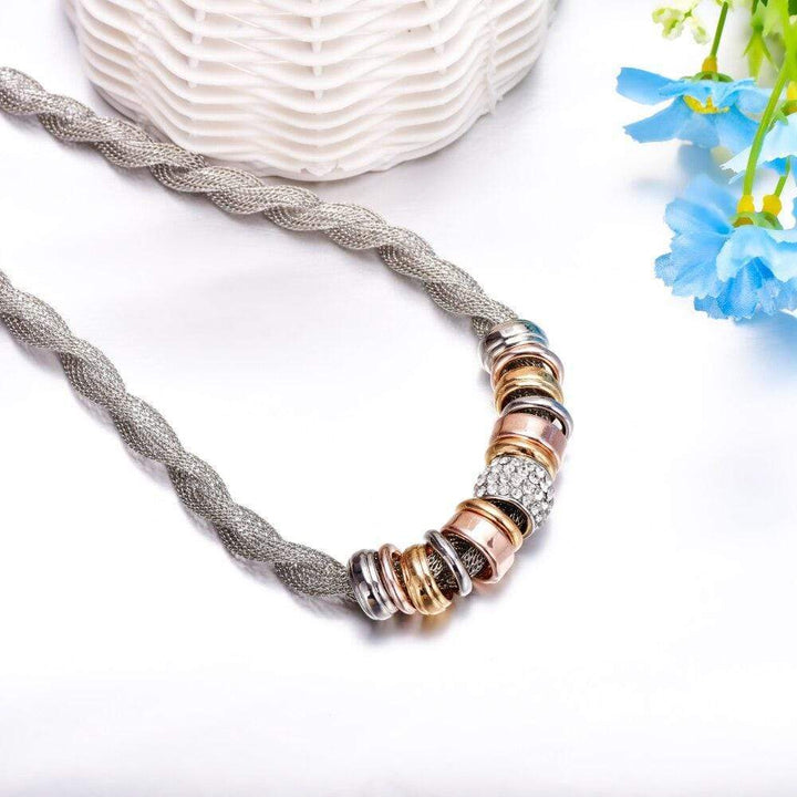 Geflochtene Halskette mit silbernen und goldenen Ringen, modisch, elegant, Damenaccessoire.