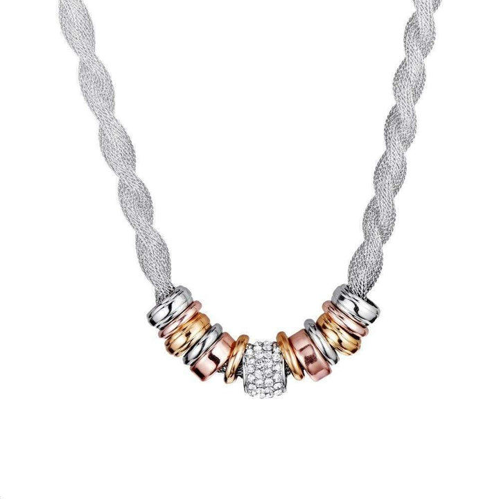 Silberne Halskette mit geflochtenem Design und mehrfarbigen Ringen, modisches Schmuckstück.