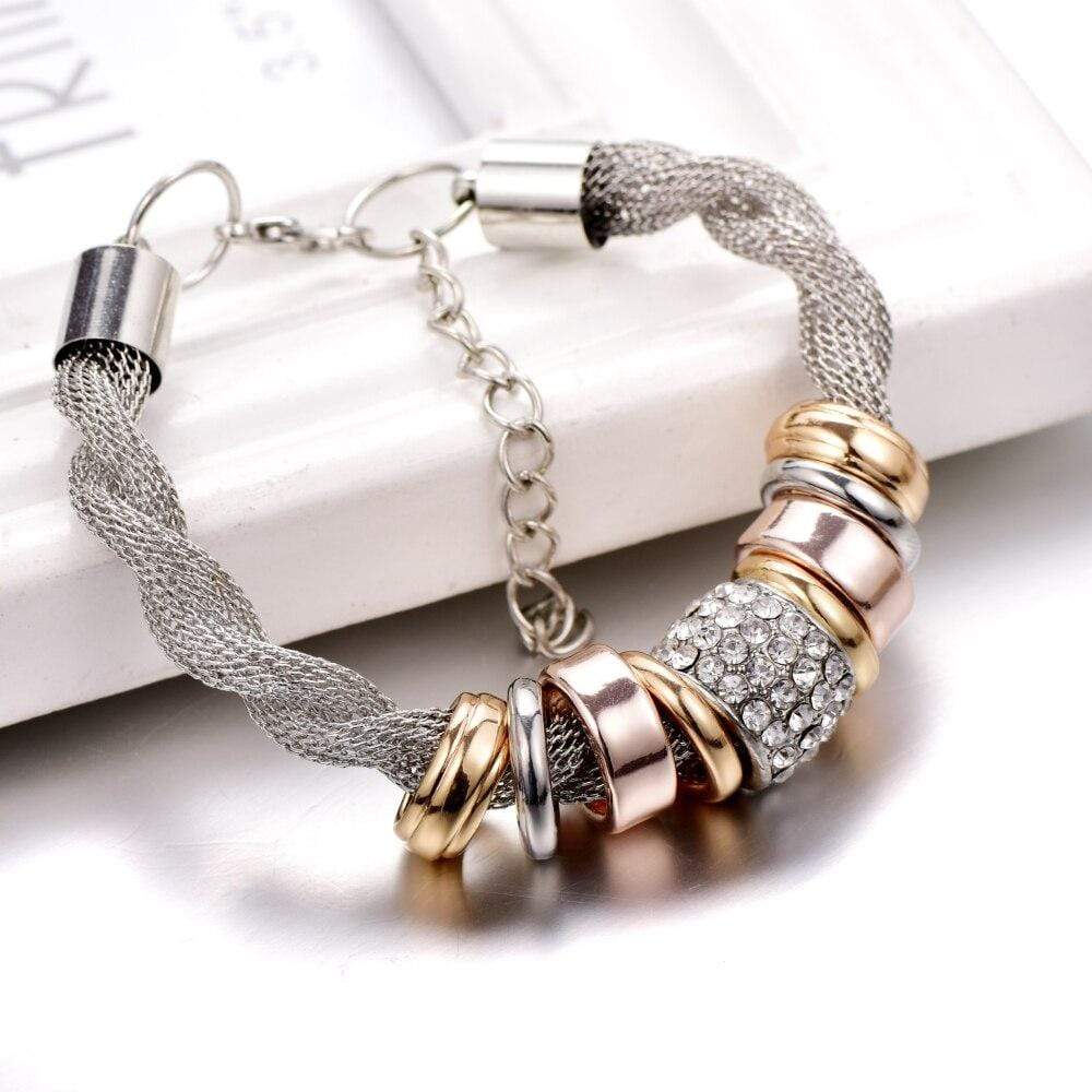 Verflochtenes Modearmband, silber-gold, mit Strasssteinen, elegantes Schmuckstück für Damen.