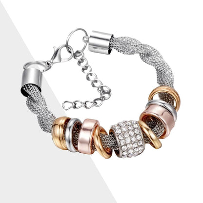 Verflochtenes Armband aus Silber mit goldenen, roségoldenen Ringen und Strasssteinen.