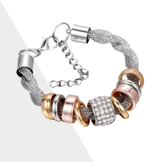 Verflochtenes Armband aus Silber mit goldenen, roségoldenen Ringen und Strasssteinen.