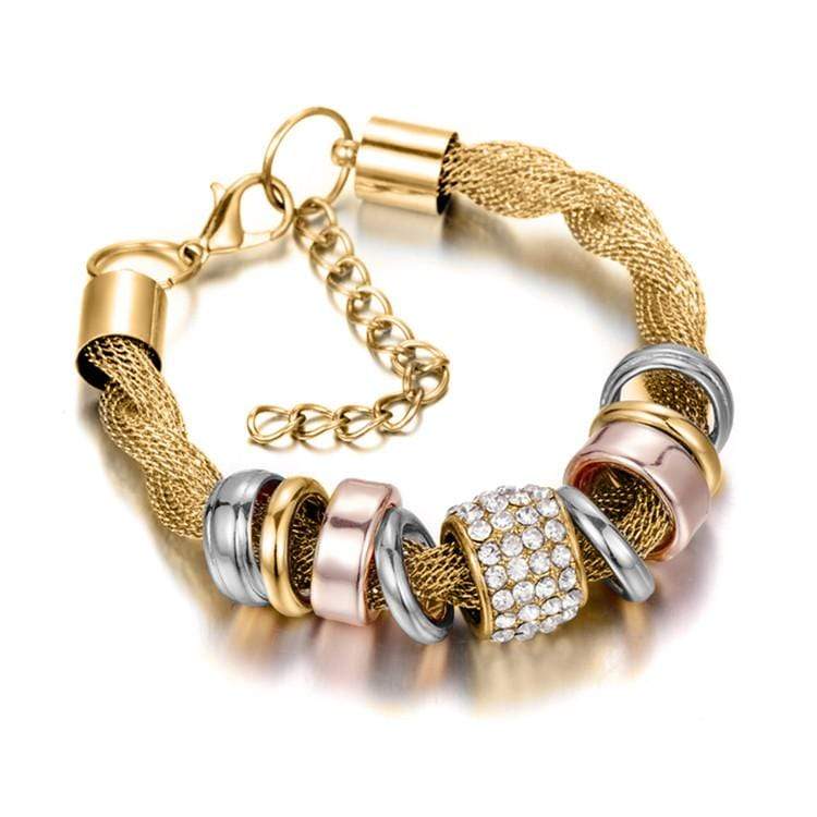 Goldenes geflochtenes Armband mit Ringen und Strasssteinen, modisches Schmuckstück.