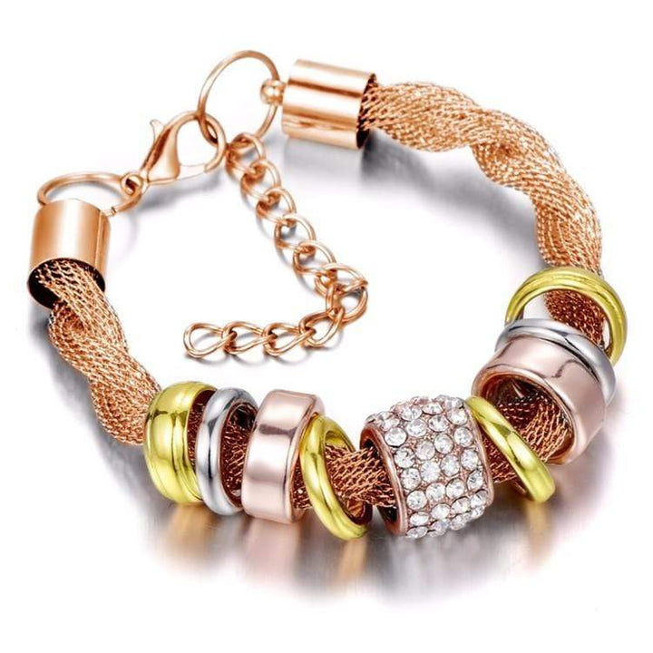 Verflochtenes Modearmband, Roségold, mit Kristallen und bunten Ringen, elegantes Schmuckstück.