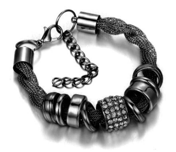 Schwarzes geflochtenes Modearmband mit Metallringen und Strasssteinen, elegantes Design.