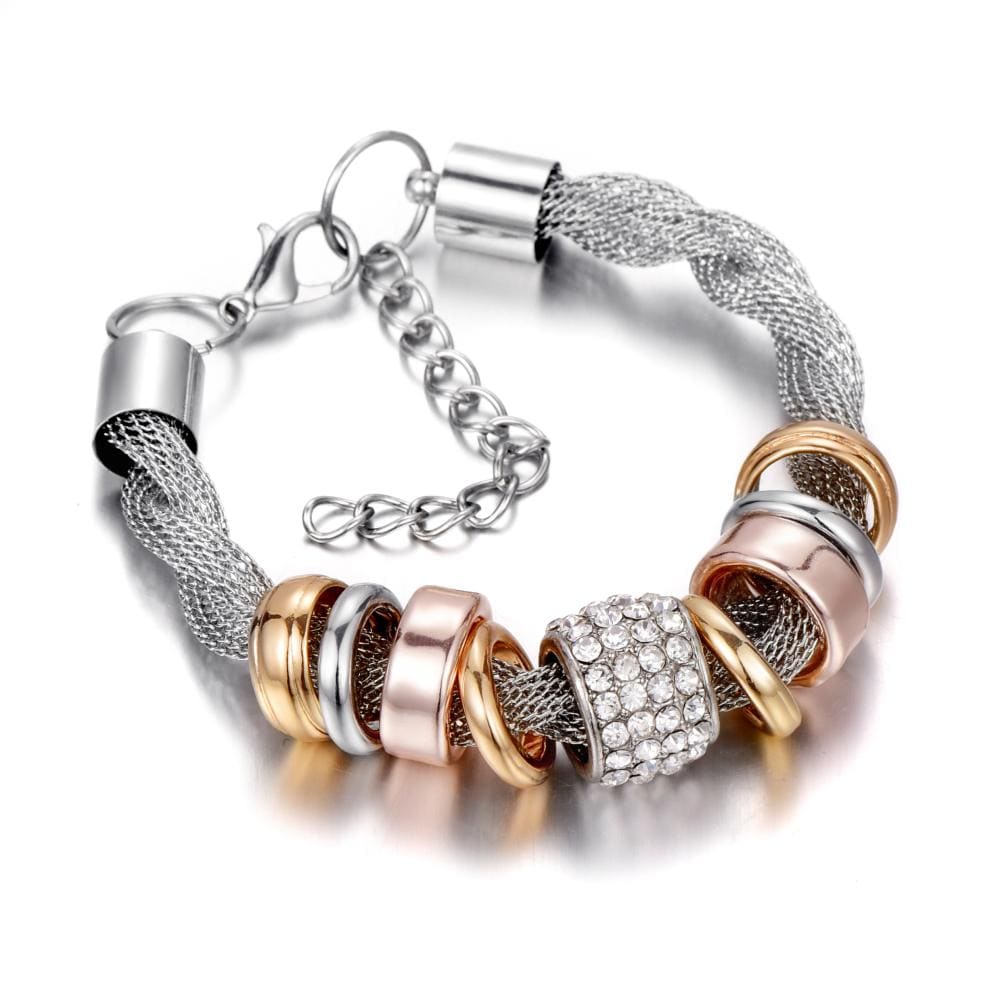 Silbernes geflochtenes Armband mit goldenen und silbernen Ringen, modisches Schmuckstück.