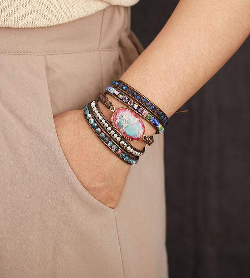 Handgemachtes Boho-Wickelarmband mit bunten Perlen und Stein, modisches Accessoire.